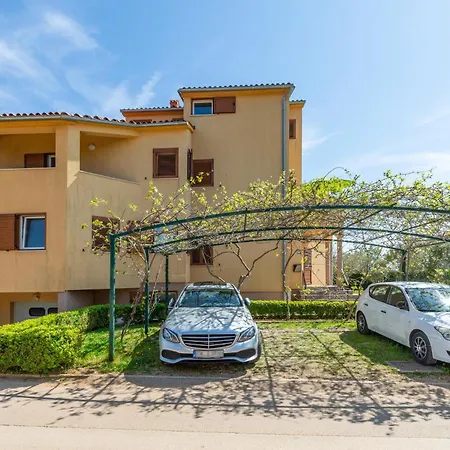 Apartamento Stunning In With Wifi Valbandon